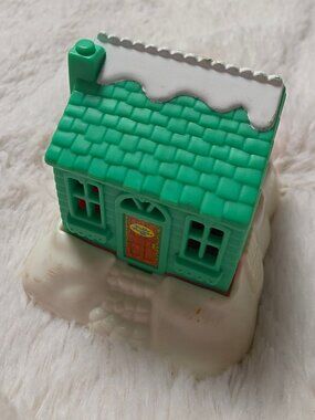 Vintage 1995 Polly Pocket Christmas Winter Cabin Green House Snow Playset